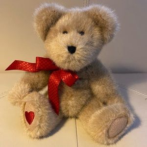 Boyd's Bear Willie B Luved ❤️ Valentine Bear. Pre-owned with tags mint cond